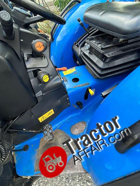 NEW HOLLAND TCE 40 CV TRATTORE USATO 4X4 CARICATORE PALA E FORCHE-PHOTO-2024-05-28-19-06-11 4.jpg